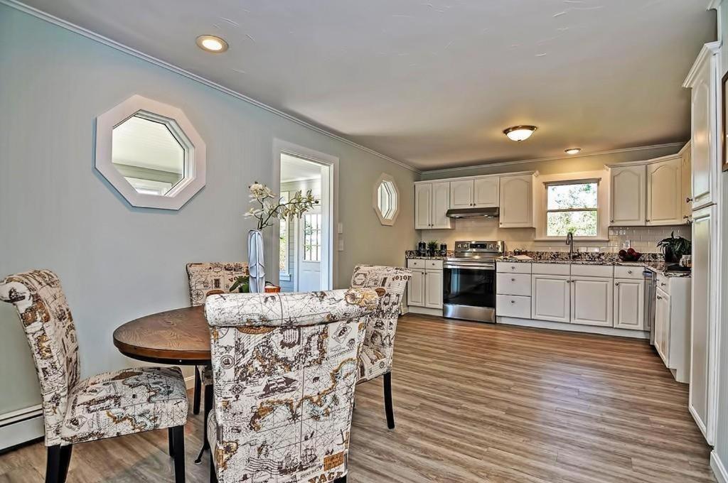 Charming Cottage Historic Falmouth Cape Cod Near Beach And Downtown 2Br 1Bath Deck ภายนอก รูปภาพ