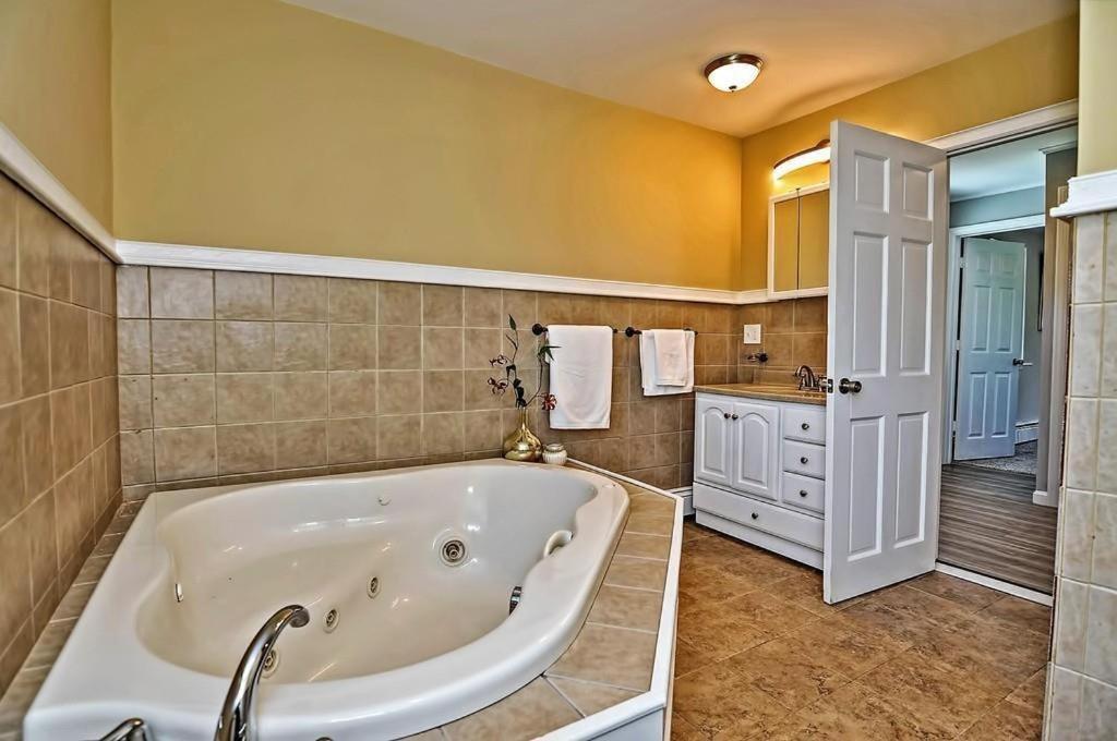 Charming Cottage Historic Falmouth Cape Cod Near Beach And Downtown 2Br 1Bath Deck ภายนอก รูปภาพ